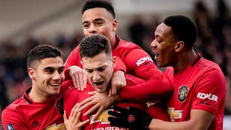 Diogo Dalot merayakan gol bersama Andreas Pereira dan Anthony Martial dalam pertandingan Piala FA Tranmere Rovers vs Manchester United, Minggu (26/01/20) malam WIB