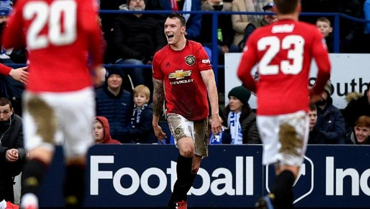 Phil Jones merayakan gol saat pertandingan Piala FA Tranmere Rovers vs Manchester United, Minggu (26/01/20) malam WIB Copyright: manutd.com