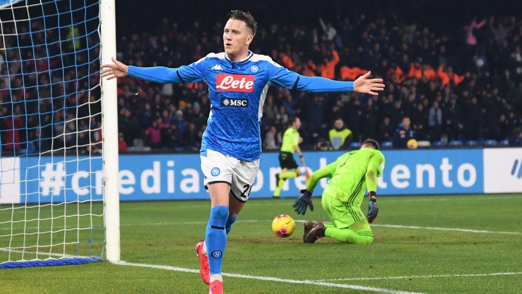 Piotr Zielinski berselebrasi usai mencetak gol di laga Serie A Italia antara Napoli vs Juventus Copyright: SSC NAPOLI/SSC NAPOLI via Getty Images