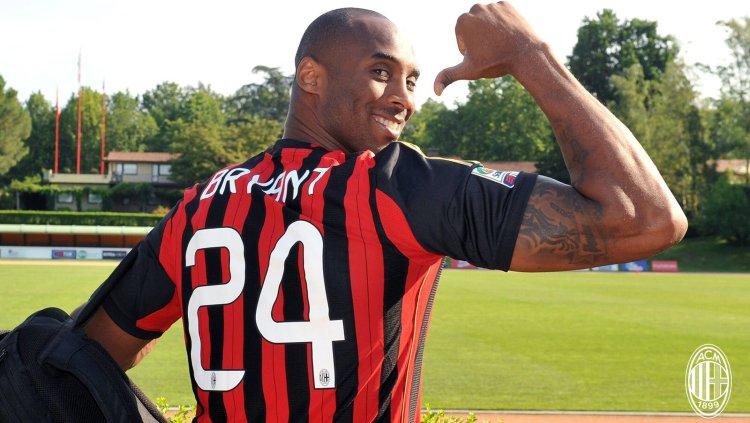 Kobe Bryant mengaku seorang Milanisti dan menjadi fans AC Milan sejak dirinya kecil. Copyright: acmilan.com