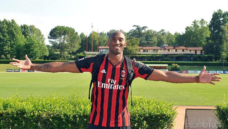 Kobe Bryant mengaku seorang Milanisti dan menjadi fans AC Milan sejak dirinya kecil. - INDOSPORT