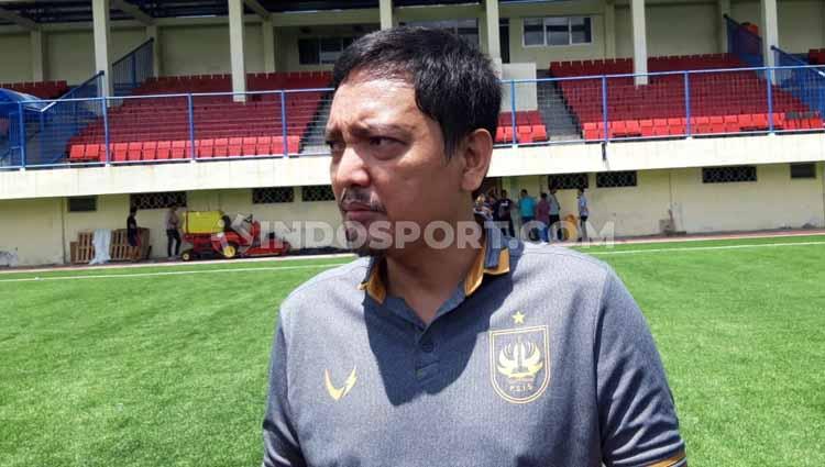 CEO PSIS, Yoyok Sukawi saat berada di tengah rumput Stadion Citarum.