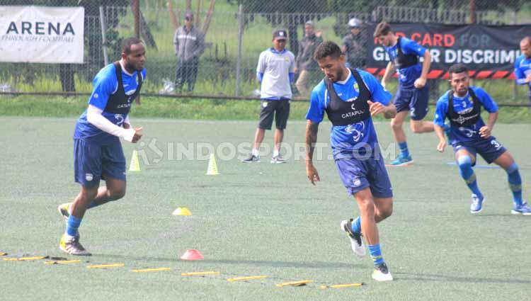Dua pemain trial Persib Bandung, Joel Vinicius dan Wander Luiz saat berlatih di Lapangan Inspire Arena, Jalan Sersan Bajuri, Cihidueng, Kabupaten Bandung Barat, Senin (27/01/2020), pada hari pertama pemusatan latihan atau TC.