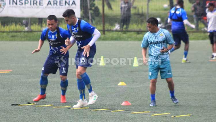 Dedi Kusnandar dan Fabiano Beltrame menjalankan program latihan Persib Bandung.
