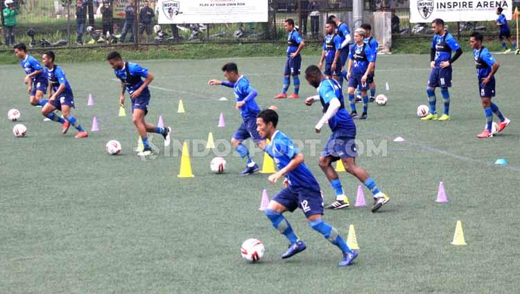 Pemain Persib Bandung menjalankan program latihan perdana di Lapangan Inspire Arena, Bandung, Senin (27/01/20).