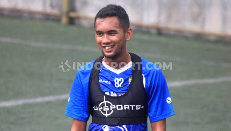 Pemain anyar Persib Bandung, Beni Oktovianto, berlatih bareng rekan setim menjelang kick-off Liga 1 2020.
