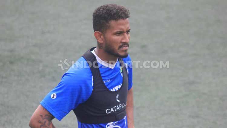 Striker Persib Bandung asal Brasil, Wander Luiz, menjadi pemain pertama di kompetisi Liga 1 2020 yang positif terjangkit virus corona.