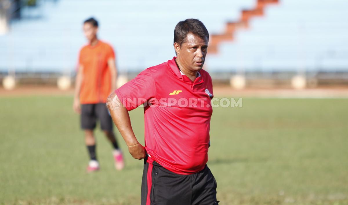 Pelatih Persija Jakarta, Sergio Farias di sela-sela latihan tim.