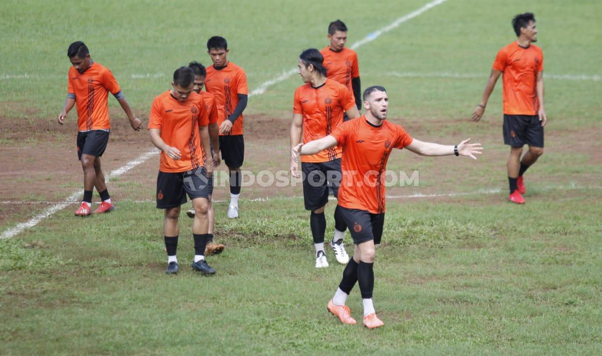 Latihan tim Persija Jakarta berlangsung di Lapangan Soemantri Brodjonegoro, Kuningan, Senin (27/01/20).