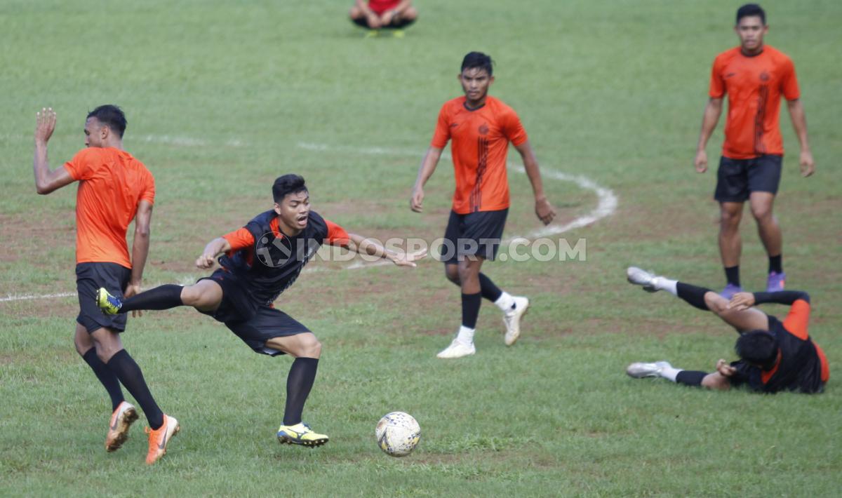Latihan tim Persija Jakarta di Lapangan Soemantri Brodjonegoro, Kuningan, Senin (27/01/20).