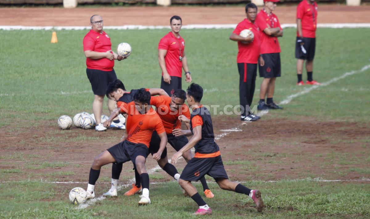 Latihan tim Persija Jakarta di Lapangan Soemantri Brodjonegoro, Kuningan, Senin (27/01/20).