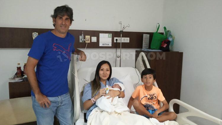 Pelatih Bali United Stefano Cugurra Teco dan sang istri, Miranda Erlinda menyambut kelahiran anak kedua.