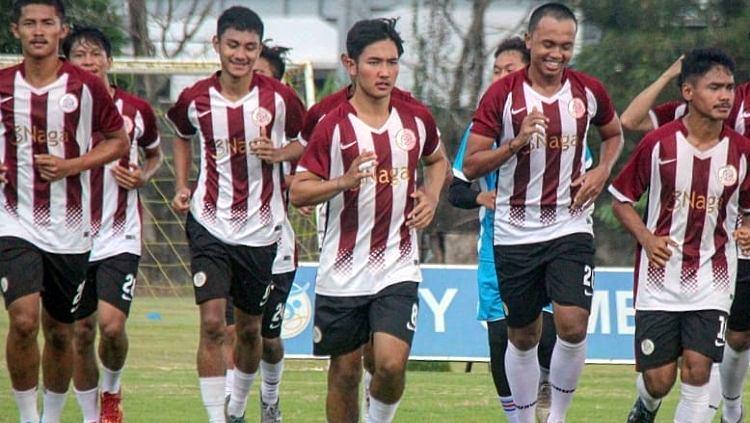 Foto skuat AA Tiga Naga sedang menjalani sesi latihan jelang Liga 2 2020 dimulai. Copyright: @officialtiganaga