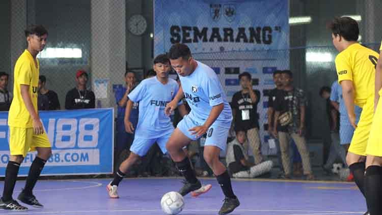Panser Biru Hooligans mengadakan kompetisi futsal bertajuk Semarang Gabres League yang digelar di Lapangan Indoor Futsal Arista Arena. - INDOSPORT