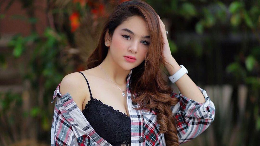 Gaya Foto Berdiri Ala Selebgram - gaya selfie kekinian