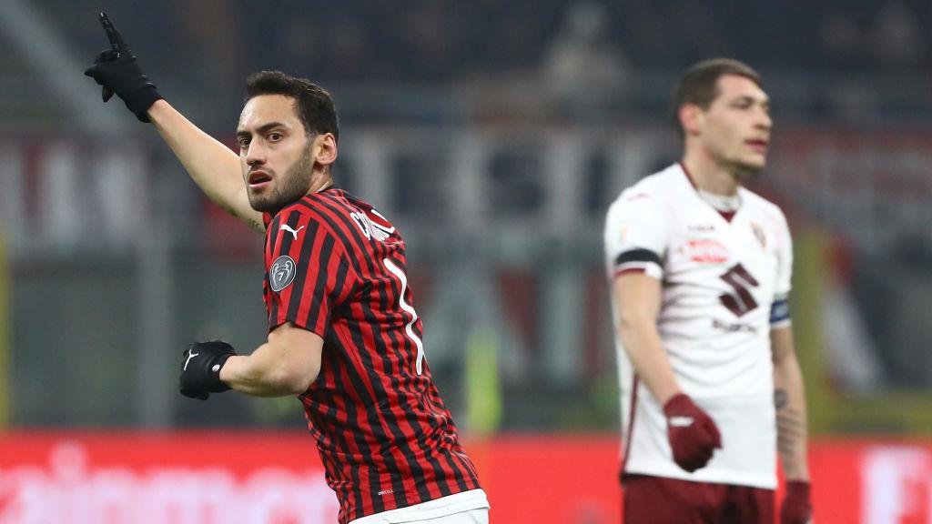 Gelandang serang AC Milan, Hakan Calhanoglu merayakan golnya ke gawang Torino Copyright: Marco Luzzani/Getty Images