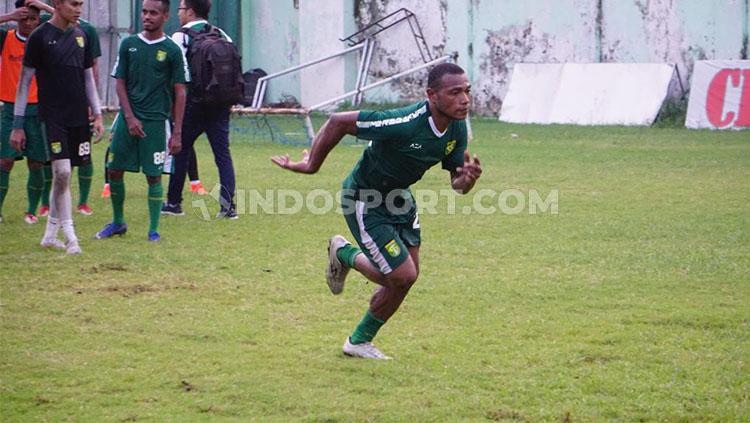 Frank Rikhard Sokoy saat ikut seleksi Persebaya di Lapangan Jenggolo, Sidoarjo. Selasa (28/1/20).