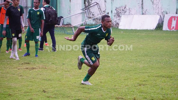 Manajemen Persebaya Surabaya, melalui manajernya Candra Wahyudi belum mau menanggapi soal pemain seleksinya Frank Rikhard Sokoy jelang Liga 1 2020. - INDOSPORT
