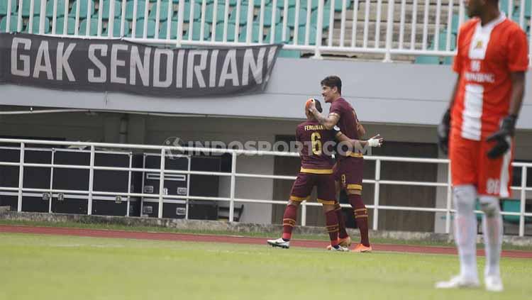 Pemain asing PSM Makassar, Giancarlo Lopez berselebrasi usai mencetak gol ke gawang Lalenok United di Kualifikasi Piala AFC 2020.