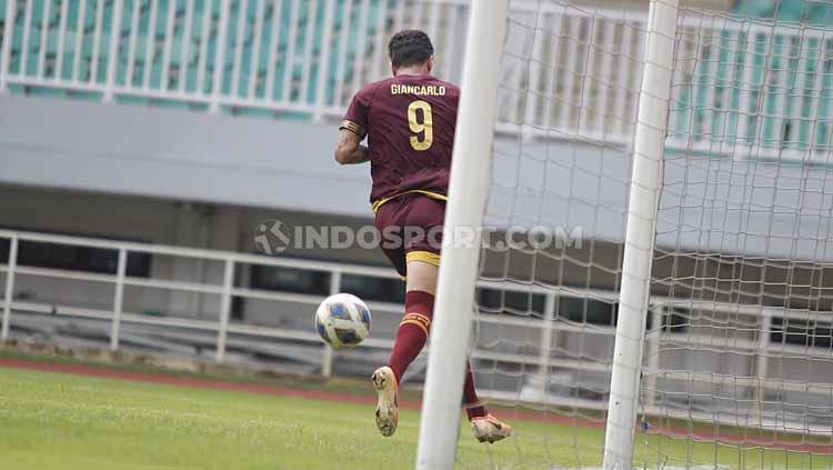 Striker PSM Makassar, Giancarlo Lopez Rodrigues, berselebrasi usai mencetak gol ke gawang Lalenok United di Piala AFC 2020.