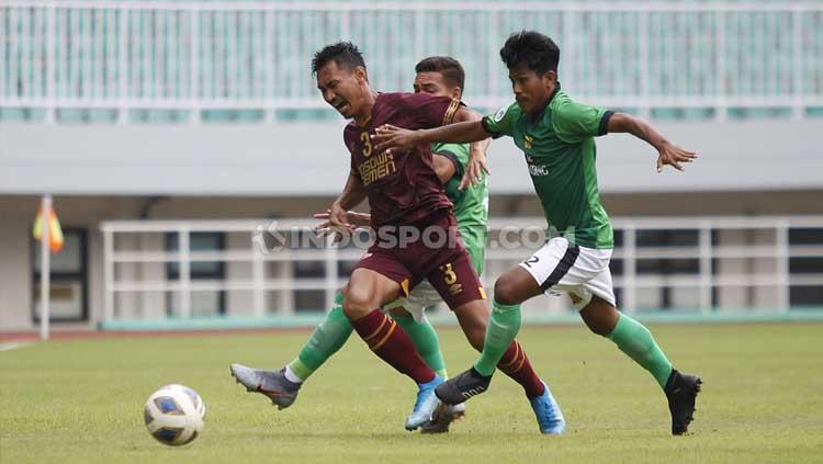 Pemain PSM Makassar Zulkifli Syukur dijegal dua pemain Lalenok United dalam leg kedua Kualifikasi Piala AFC 2020.