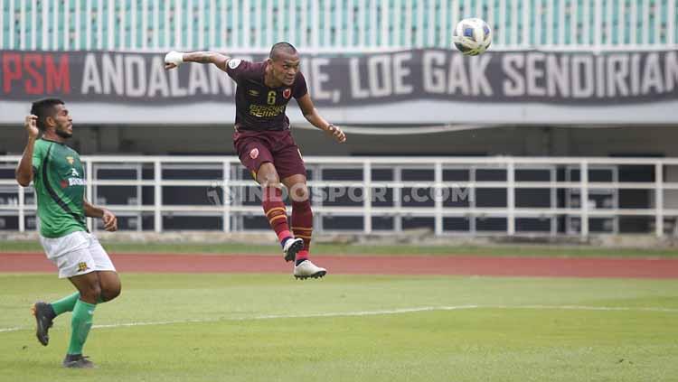 Ferdinand Sinaga sesaat sebelum mencetak gol ke gawang Lalenok United lewat sundulan di AFC Cup bersama PSM. - INDOSPORT
