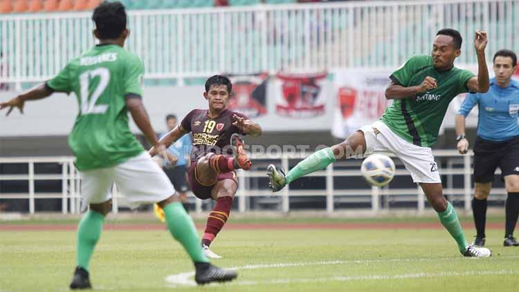 Pemain PSM Makassar, Rizky Pellu melakukan tembakan ke arah gawang Lalenok United dalam leg kedua Kualifikasi Piala AFC 2020.
