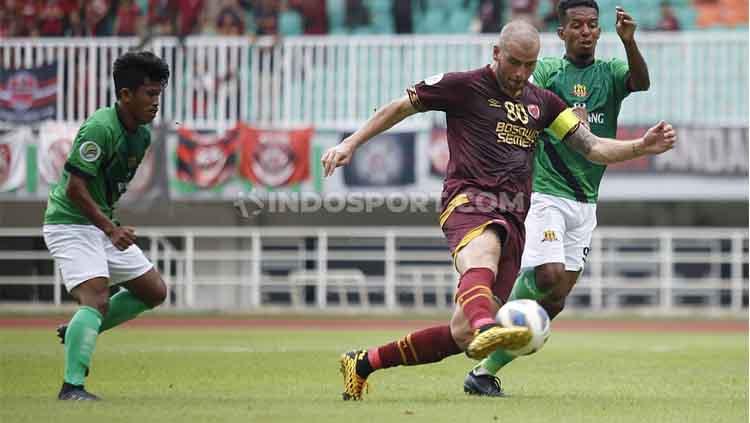 Pemain asing PSM Makassar, Wiljan Pluim mencoba melewati hadangan pemain Lalenok United dalam leg kedua Kualifikasi Piala AFC 2020.