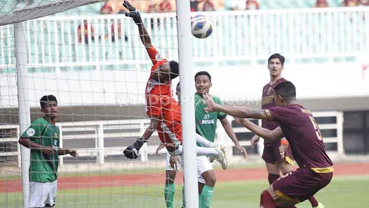 Kiper Lalenok United dipaksa bekerja keras menahan serangan PSM Makassar dalam leg kedua Kualifikasi Piala AFC 2020.