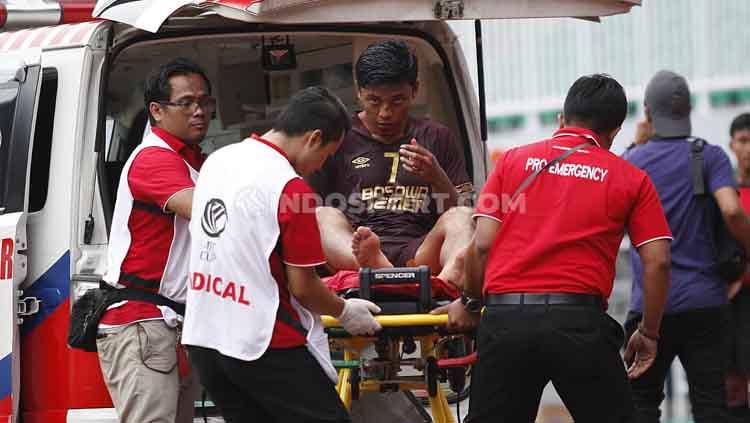 Irsyad Maulana harus dilarikan ke rumah sakit akibat pendarahan di hidungnya usai benturan dengan pemain belakang Lalenok United yang juga menghasilkan gol ke-3 bagi PSM Makassar.