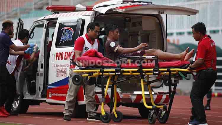 Irsyad Maulana harus dilarikan ke rumah sakit akibat pendarahan di hidungnya usai benturan dengan pemain belakang Lalenok United yang juga menghasilkan gol ke-3 bagi PSM Makassar.