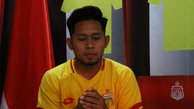 Pemain Bhayangkara FC, Andik Vermansah, sebentar lagi akan melepas masa lajang bersama kekasihnya, Silvia Anggun. - INDOSPORT