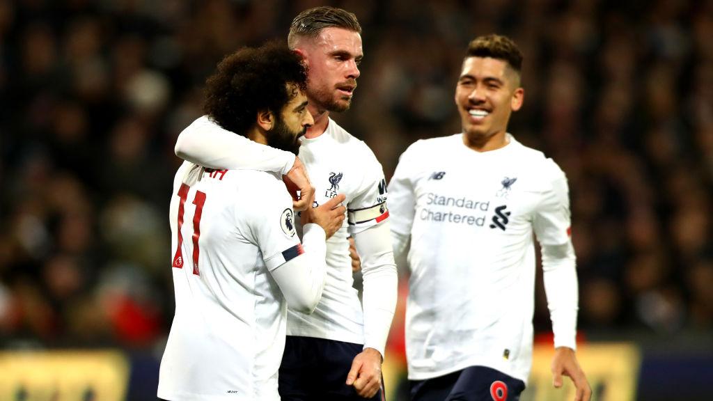 Mohamed Salah merayakan golnya bersama Jordan Henderson dan Roberto Firmino di laga West Ham vs Liverpool Copyright: Chloe Knott - Danehouse/Getty Images