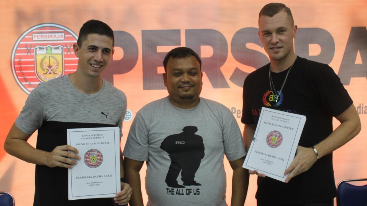 Dua pemain asing, Adam Mitter (kanan) dan Bruno Dybal (kiri), akhirnya resmi berseragam Persiraja setelah mendatangani kontrak bersama tim promosi Liga 1 2020 itu.