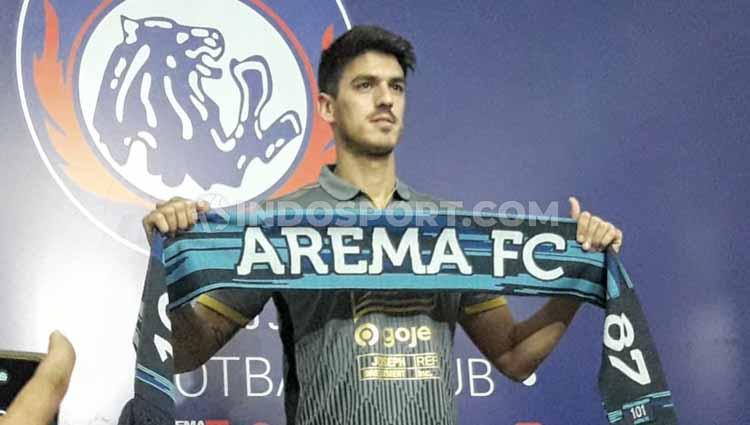 Defender Arema FC asal Uruguay, Matias Malvino.