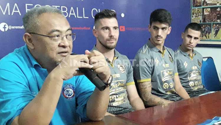 GM Arema FC Ruddy Widodo saat memperkenalkan tiga asing baru, Jonathan Bauman, Matias Malvino dan Elias Alderete. Copyright: Ian Setiawan/INDOSPORT