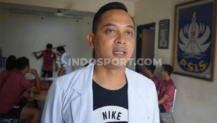 Dokter Alfan Nur Asyhar saat memberi penjelasan kepada awak media di sela-sela tes medis bagi para pemain PSIS Semarang untuk Liga 1 2020.