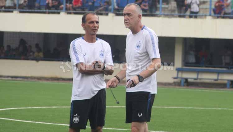 Pelatih PSIS Semarang, Dragan Djukanovic, memimpin latihan tim menjelang laga Liga 1 2020.