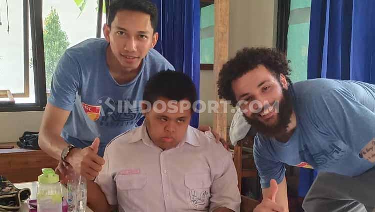 Menyambut seri 3 IBL yang akan berlangsung di Jakarta pada pekan ini, tim basket putra NSH Jakarta dan PEAK Indonesia melakukan kegiatan sosial.