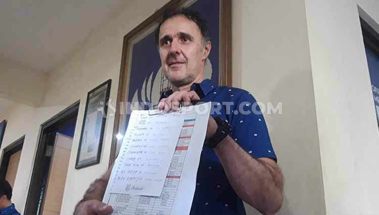 Zarko Curcic saat menunjukkan contekan yang selalu ia bawa setelah resmi menjadi asisten pelatih PSIS Semarang.