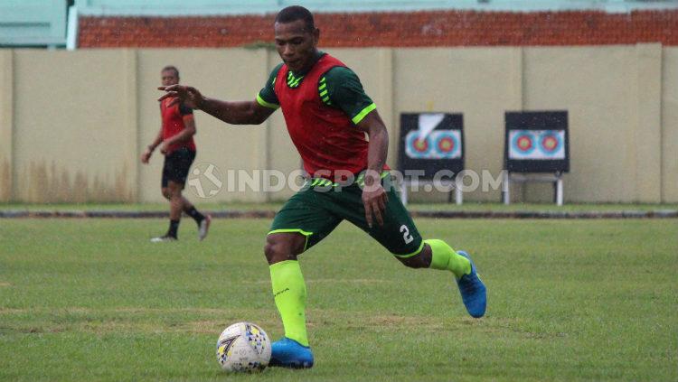 Pemain seleksi asal Perseta Tulungagung, Frank Rikhard Sokot, tampak masih ikut latihan dengan Persebaya di Stadion Gelora Delta hingga Rabu kemarin. Nasib Frank sendiri apakah ia akan dikontrak Persebaya atau tidak pun masih belum jelas.