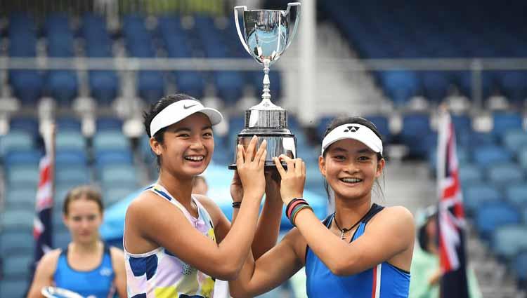 Priska Nugroho dan Alexandra Eala mengangkat piala di turnamen tenis Australia Terbuka Junior 2020.