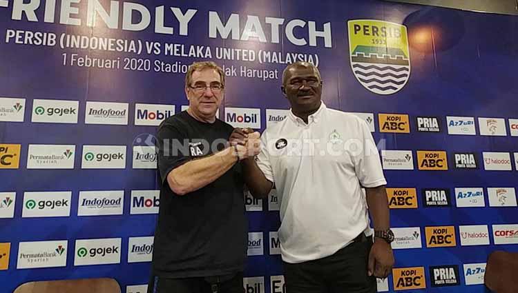 Pelatih Melaka United, Zainal Abidin berfoto bersama pelatih Persib Bandung, Robert Rene Alberts saat konferensi pers di Graha Persib, Jalan Sulanjana, Kota Bandung, Jumat (31/01/2020).