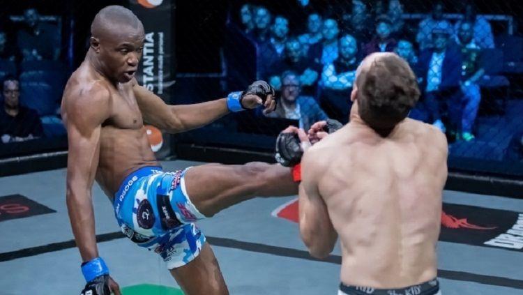 Asiashu Tshitamba mengalahkan lawannya dengan satu sepakan. - INDOSPORT