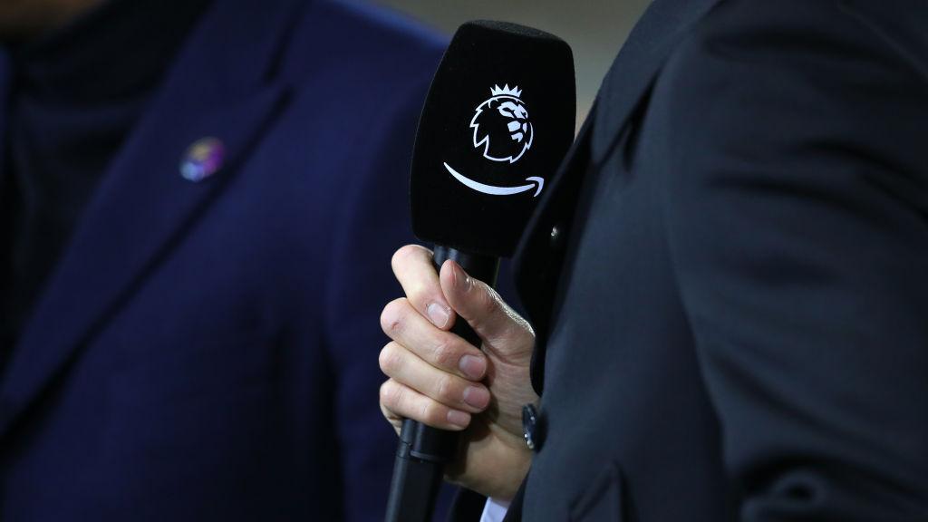 Logo Liga Primer Inggris dalam mirocphone