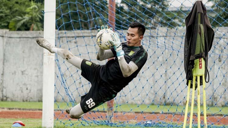 Kiper Persebaya Surabaya, Angga Saputra saat ini kembali bertugas sebagai anggota TNI dengan kembali ke kesatuannya Pomdam V/Brawijaya, Urdal.