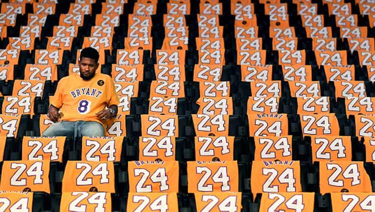 Para suporter yang menyaksikan duel Portland Trail Blazers vs Los Angeles Lakers di Staples Center mendapat kostum spesial berinisial dan nomor Kobe Bryant.