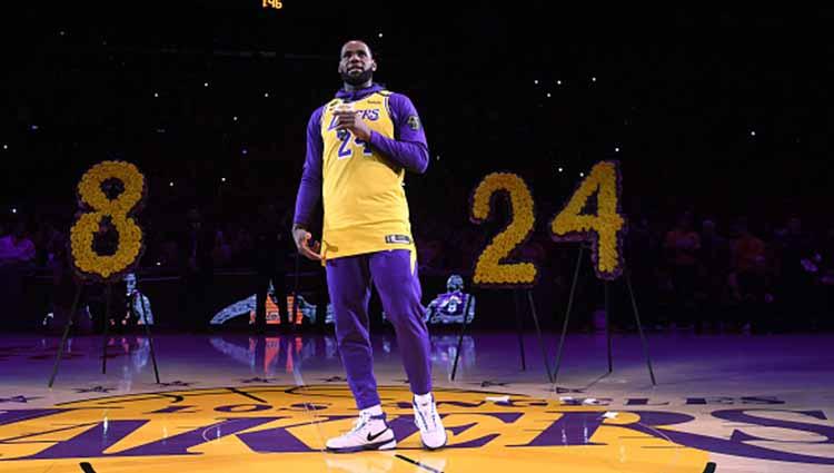 Penghormatan dari megabintang LA Lakers, LeBron James, untuk sahabatnya Kobe Bryant sebelum pertandingan melawan Portland Trail Blazers di Staples Center
