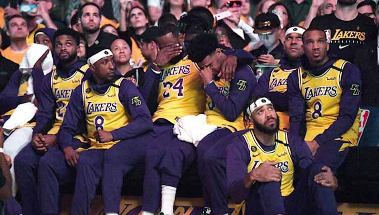 Para pemain LA Lakers tak kuasa menahan tangis ketika video penghormatan untuk Kobe Bryant disiarkan di Staples Center.