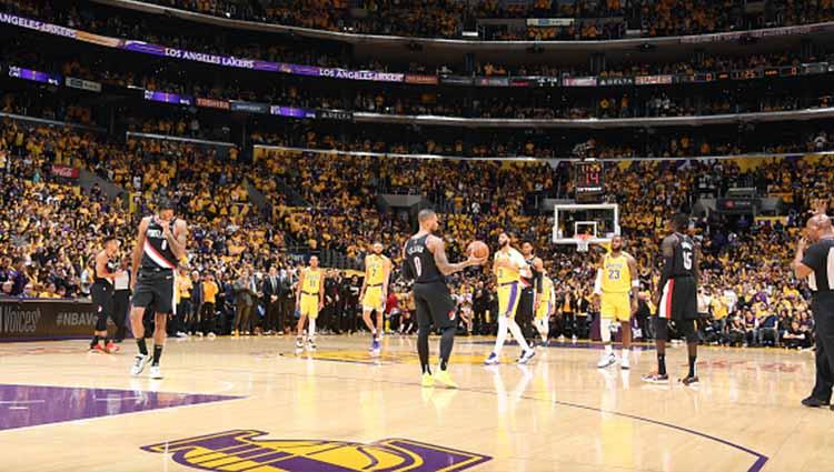 Baik LA Lakers maupun Portland Trail Blazers sama-sama memberi tribut berupa 24 dan 8 shot clock violation, sesuai nomor legendaris Kobe Bryant, di awal pertandingan.